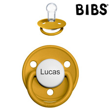 Bibs de Lux sutter med navn (Mustard -HK) Rund Silikone One Size